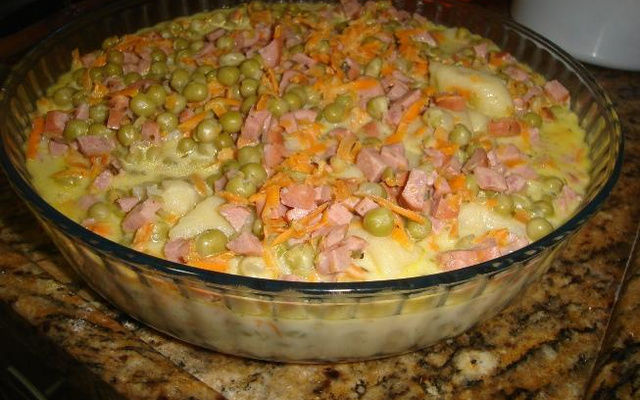 Massa ao molho de calabresa, cenoura e evilhas