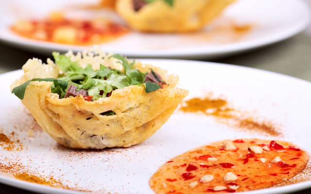 Cestinha de Parmesão com Salada Agridoce