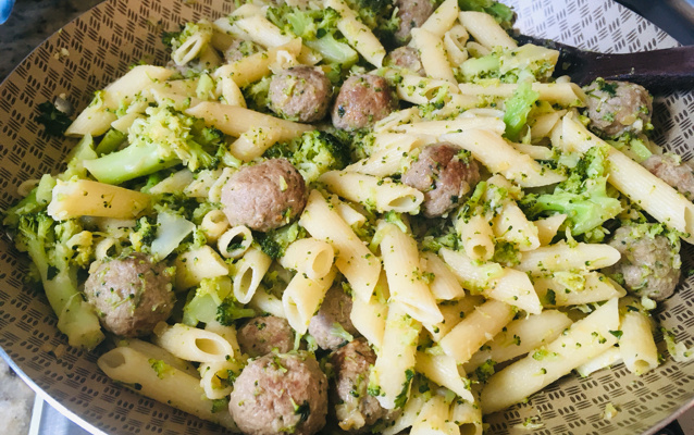 Macarrão com brócolis e almôndegas da Fê