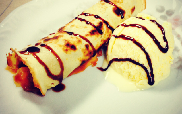 Panqueca de banana ao vinho branco e doce de leite