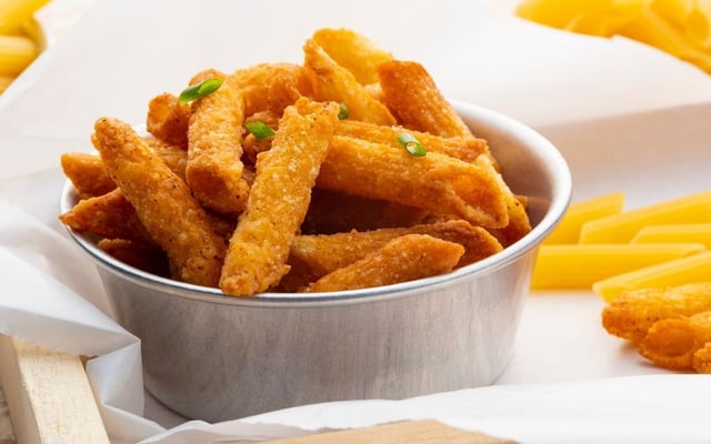 Salgadinho de macarrão na airfryer finalizado com cebolinha