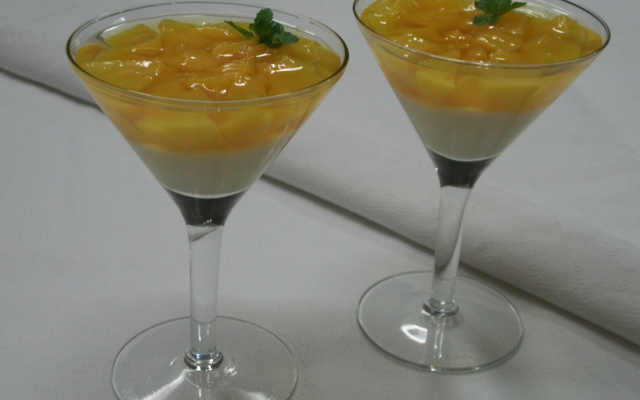 Sobremesa de pêssego com gelatina