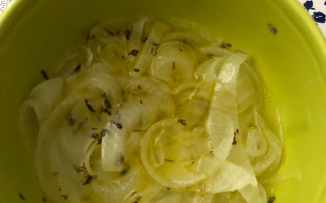 Molho de cebola para acompanhamento.