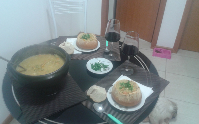 Sopa no pão feita na panela de barro