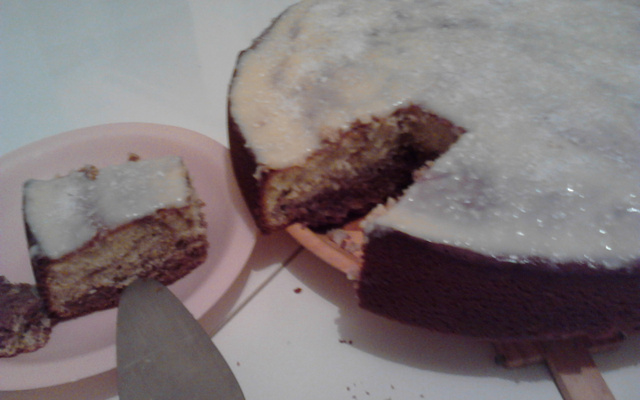 Bolo mesclado com cobertura de beijinho