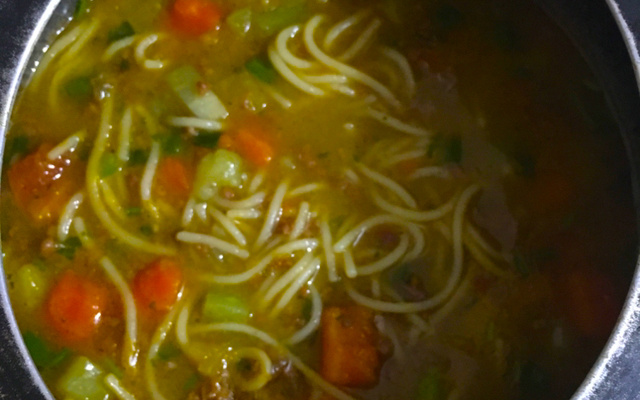 Sopa de macarrão com legumes