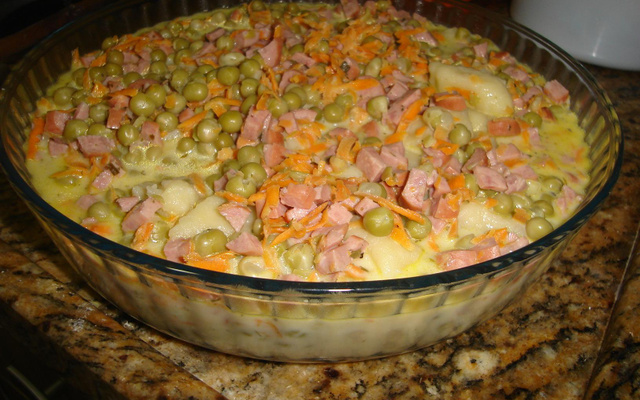 Massa ao molho de calabresa, cenoura e evilhas