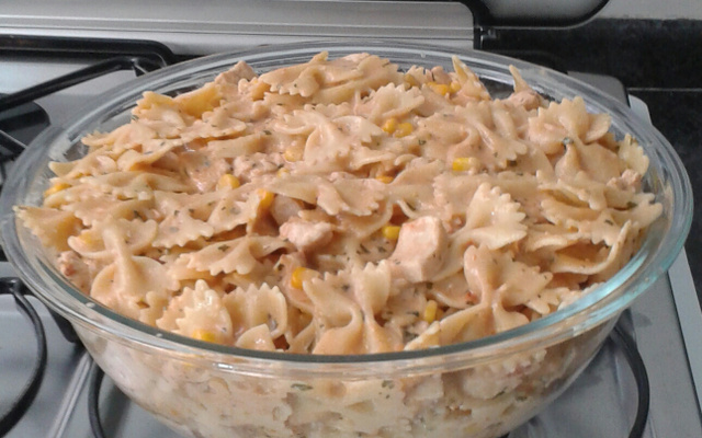 Macarrão com estrogonofe de frango rápido e fácil