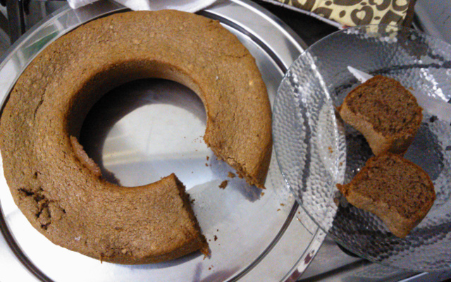 Bolo integral de chocolate com nozes