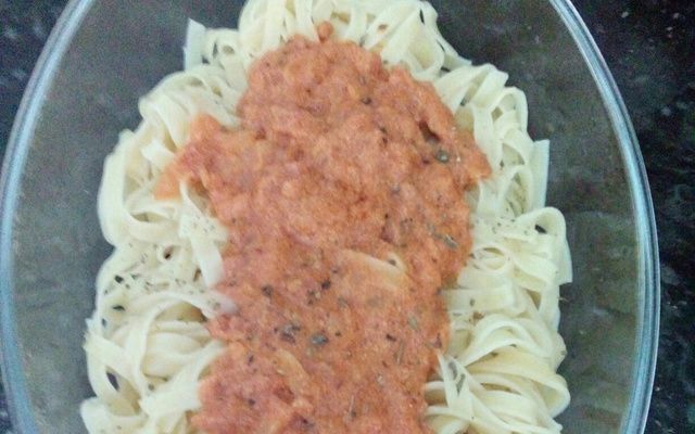 Talharim com creme de tomate e calabresa