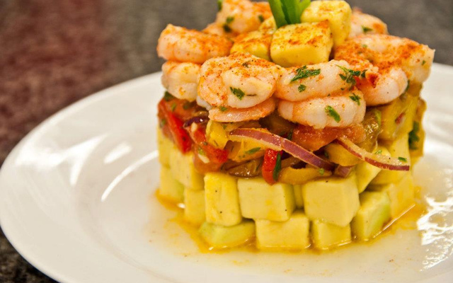 Salada de camarão com abacate