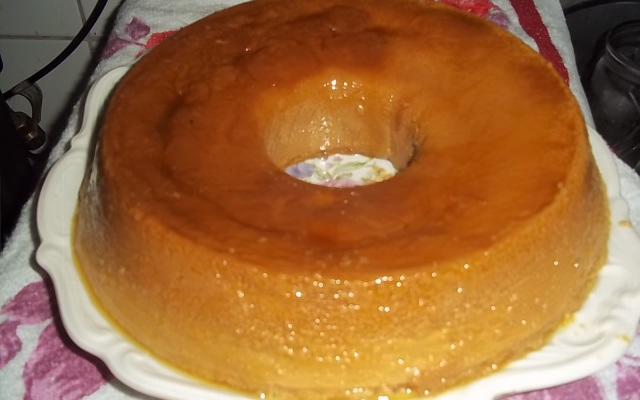 Pudim de leite em pó na panela