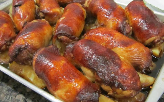 Coxa de frango desossada e recheada