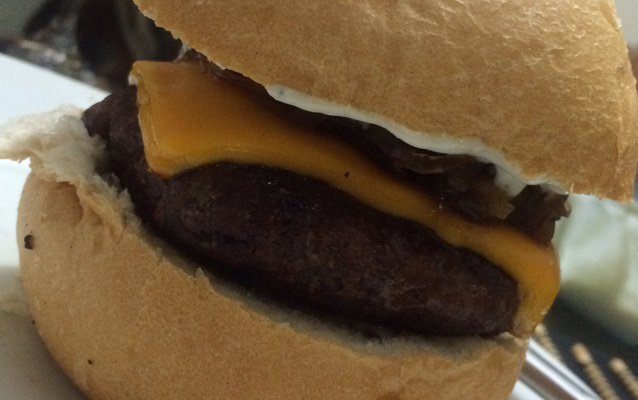 Sanduíche com pasta de gorgonzola e cebola caramelada