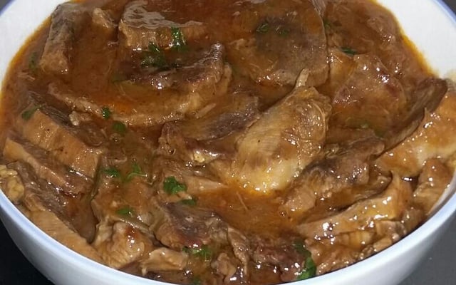 Lingua ao molho de madeira