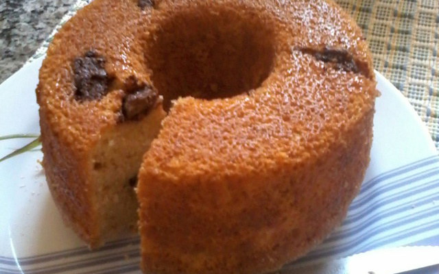 Bolo com pedaços de chocolate ao leite