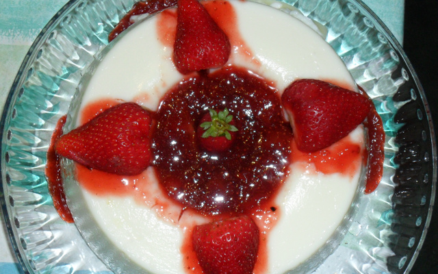 Manjar de coco com calda de morango