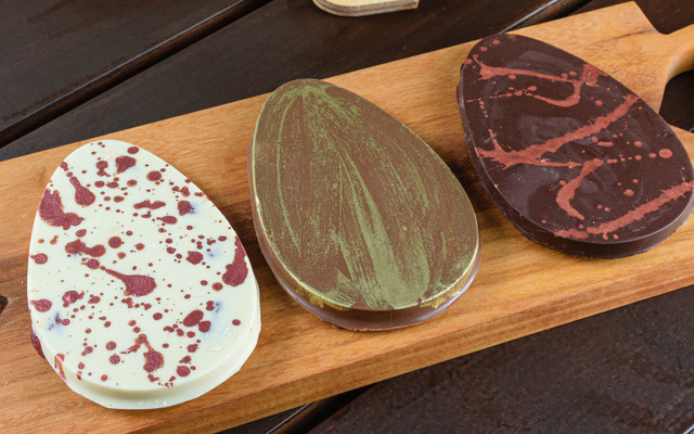 Ovo de Páscoa tablete em 3 versões de chocolates coloridos