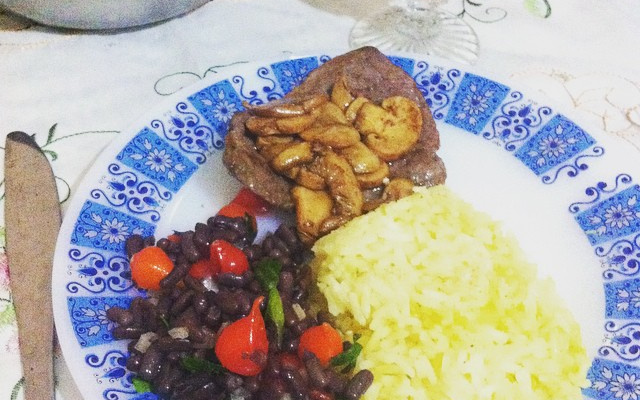 Salada de feijão azuki com pimenta biquinho