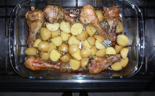 Coxa de frango assada com batatas