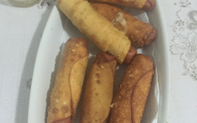 Enrolado de salsicha na massa de pastel