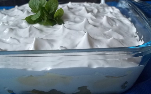 Pavê de abacaxi com cobertura de marshmallow