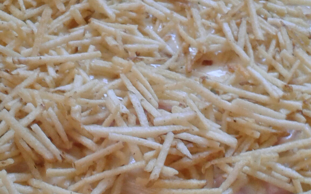 Macarrão de forno ao molho branco de queijo e presunto