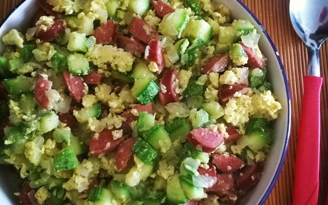 Mexidinho de abobrinha com calabresa fininha e ovos