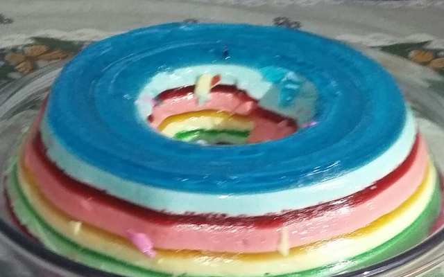 Gelatinas coloridas em camadas