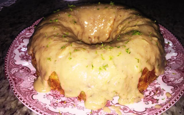 Bolo de abacaxi com cobertura de chocolate branco