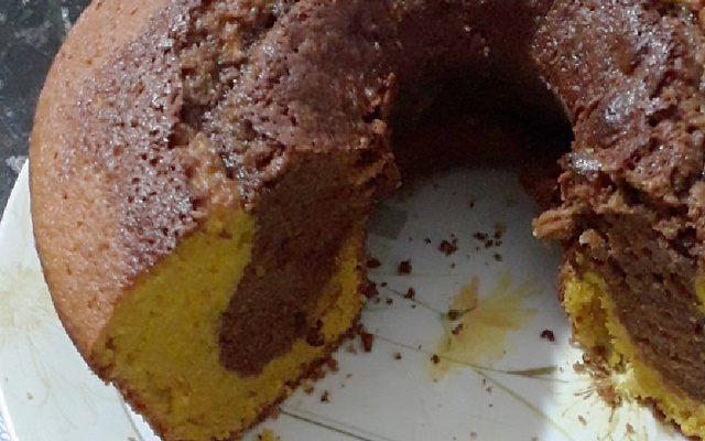 Bolo de cenoura mesclado com chocolate de liquidificador