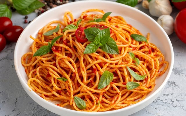 Macarrão simples com molho de tomate e folhas
