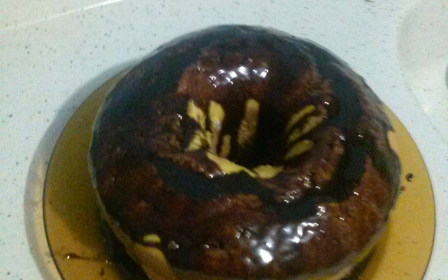 Bolo de cenoura com cobertura de chocolate