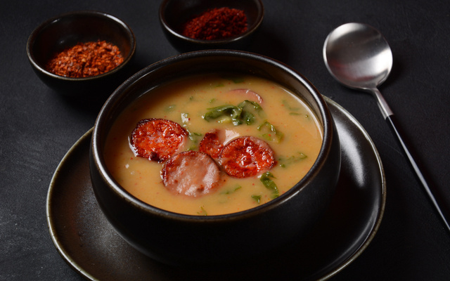 Caldo de fubá com couve e linguiça toscana