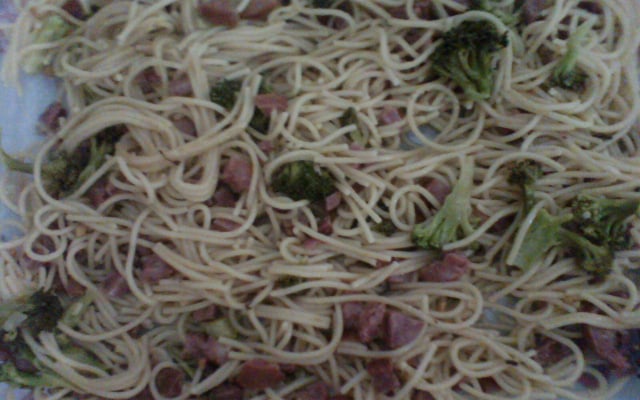 Macarrão alho e óleo e brócolis