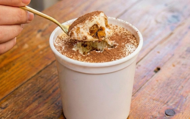 Tiramisù viral no pote de iogurte com biscoito e chocolate em pó