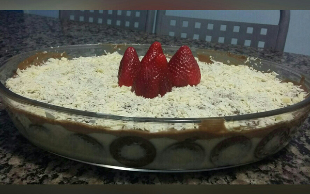 Pavê de morango com cobertura de chocolate branco