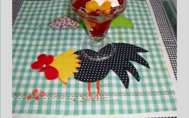 Gelatina de morangos silvestres com pêssegos