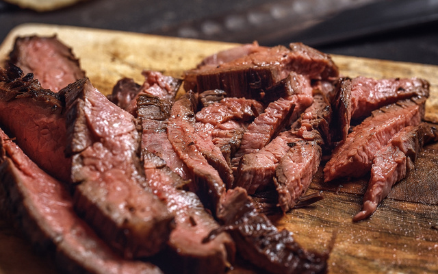 Fraldinha assada no sal grosso com batatas