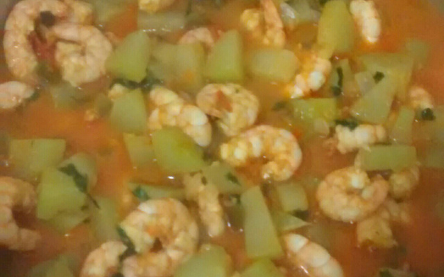 Camarão com chuchu prático