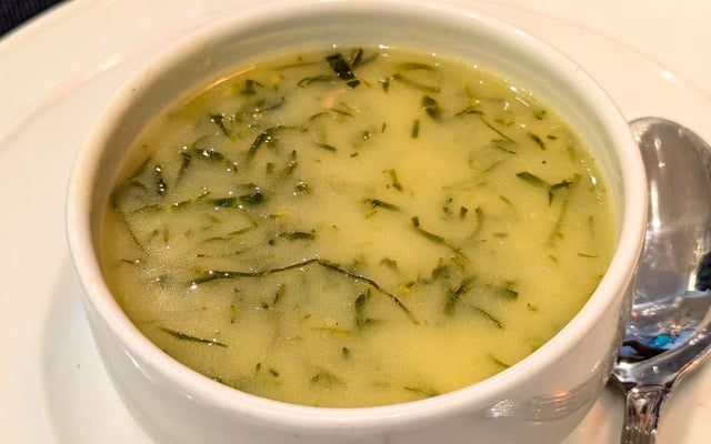 Caldo verde vegano sem carne prático com couve e batatas