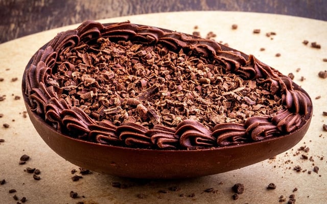 Ovo de Páscoa Matilda com ganache e raspas de chocolate