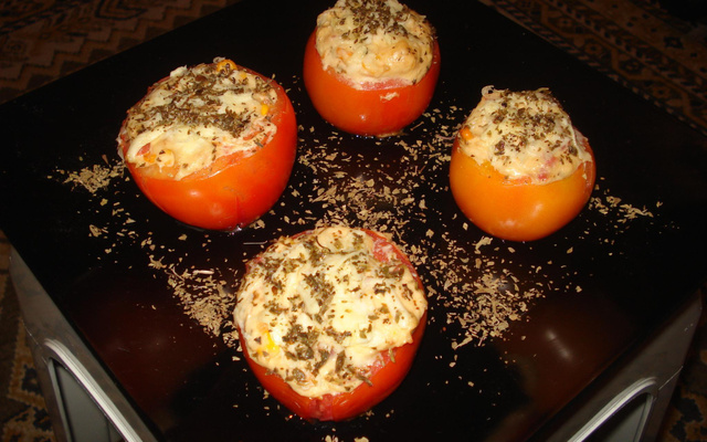Tomates recheados com queijo colonial, molho branco especial, calabresa e milho verde