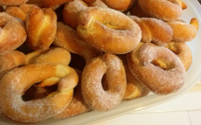 Rosquinha de leite condensado simples e fácil.