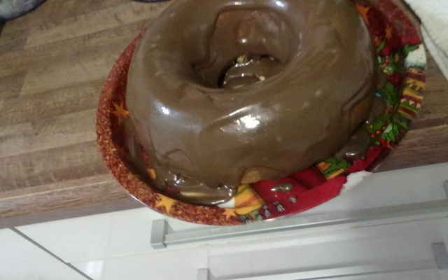 Bolo branco com bobertura de brigadeiro