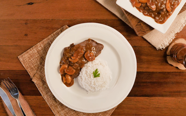 Filé ao molho madeira cremoso com champignon e arroz