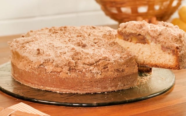 Bolo cuca de banana com fatia com massa fofa e farinha crocante