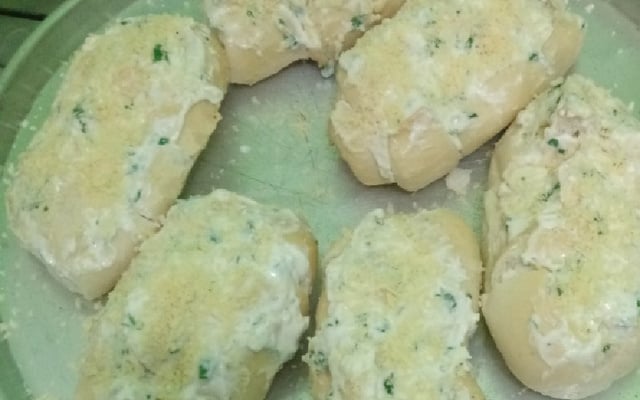 Pão de alho para churrasco com pão francês amanhecido