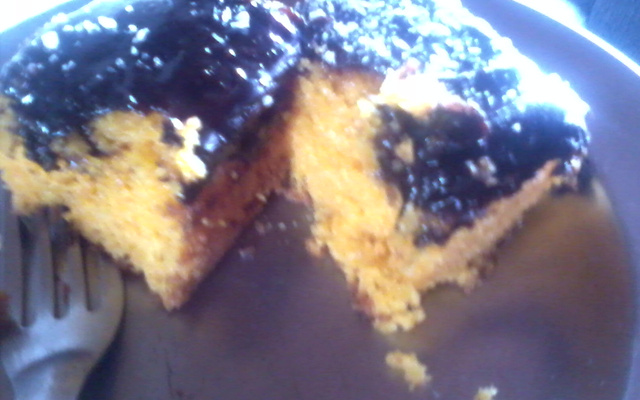 Bolo de cenoura com calda de chocolate