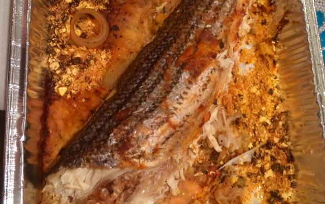 Peixe assado com farofa